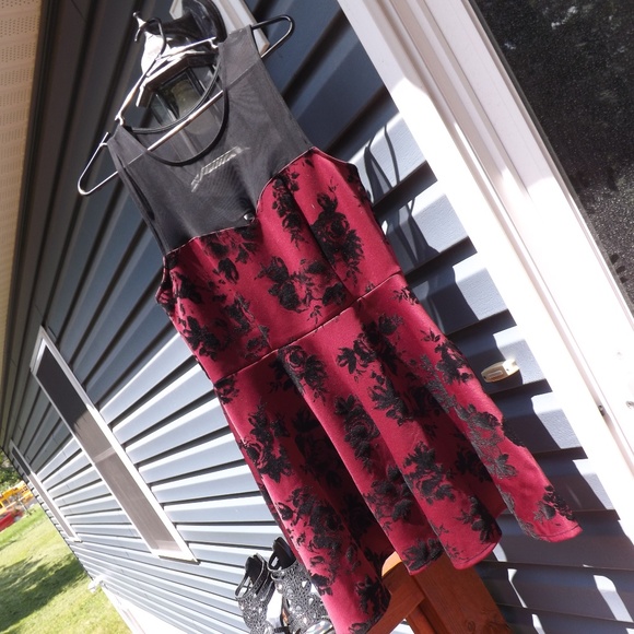 Burgundy and black fit and flare dress - Picture 2 of 8